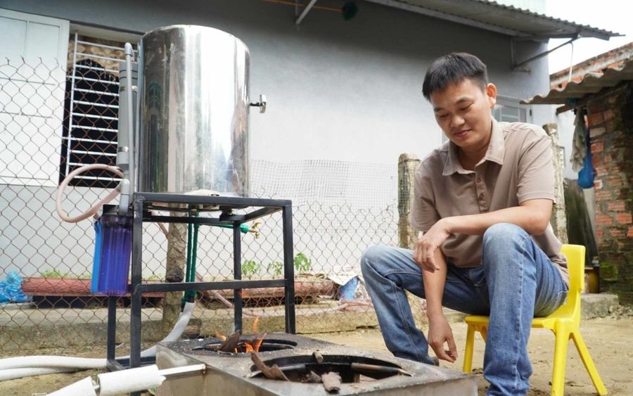 Anh Dương Quang Kiều và sản phẩm bếp nước ấm vùng cao.