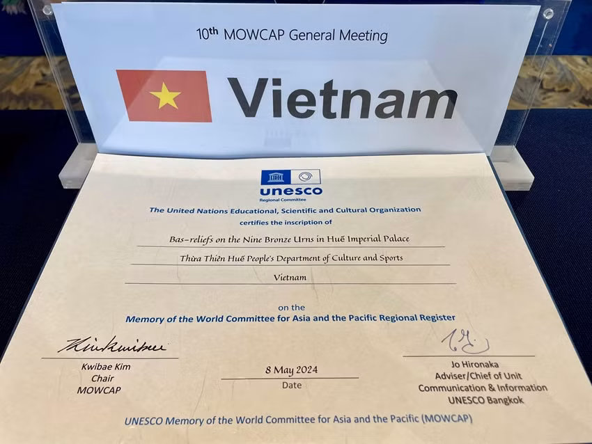 Cửu đỉnh Huế là di sản tư liệu thứ 4 của Huế và là di sản tư liệu thứ 10 của Việt Nam được UNESCO ghi danh.