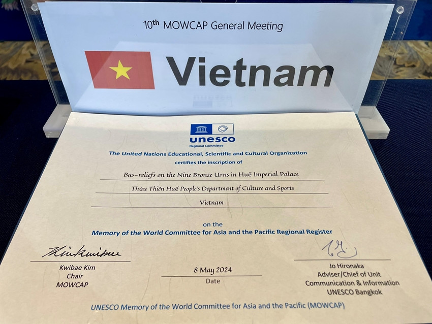 Cửu đỉnh Huế là di sản tư liệu thứ 4 của Huế và là di sản tư liệu thứ 10 của Việt Nam được UNESCO ghi danh.