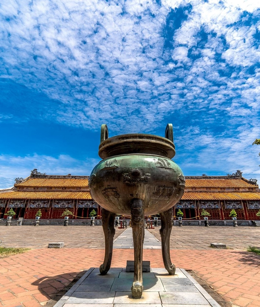 Ngoài ý nghĩa quyền uy trường tồn, mỗi đỉnh còn khắc hoạ các hoạ tiết thể hiện địa lý - thiên nhiên liên quan đến đất nước.