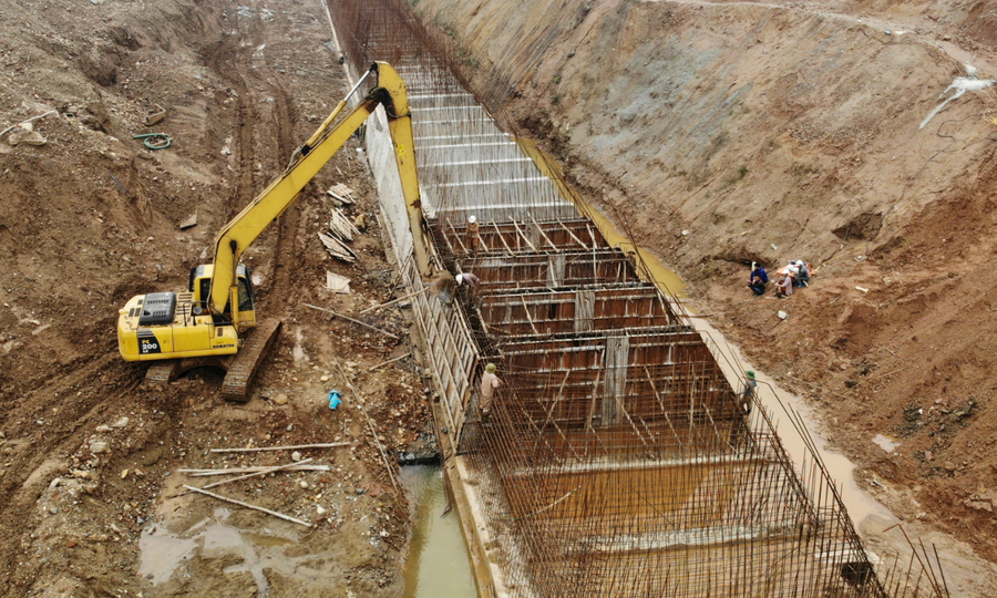 Dự án kè chống sạt lở bờ Hữu sông Hồng thời điểm tháng 5/2020. Ảnh: Nguyễn Bắc.