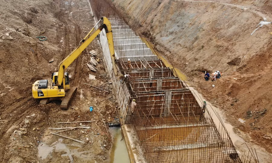 Dự án kè chống sạt lở bờ Hữu sông Hồng thời điểm tháng 5/2020. Ảnh: Nguyễn Bắc.