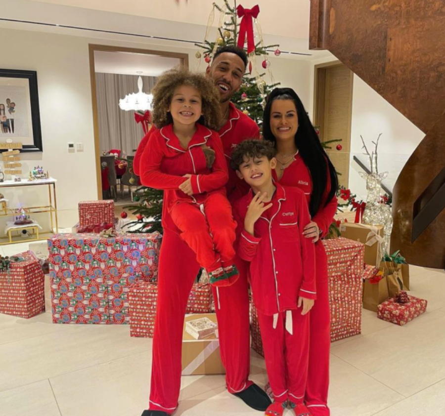 Hai con của Aubameyang và Alysha cũng có nhà khi bọn cướp đột nhập.