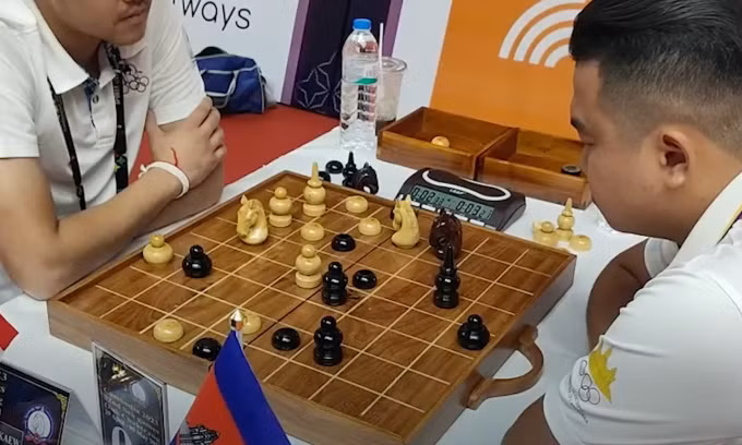 Kỳ thủ Campuchia Sok Limheng (phải) từ thế thua thành hoà với đối thủ Thái Lan Tupfah Khumnorkaew ở môn cờ ốc hôm 29/4.