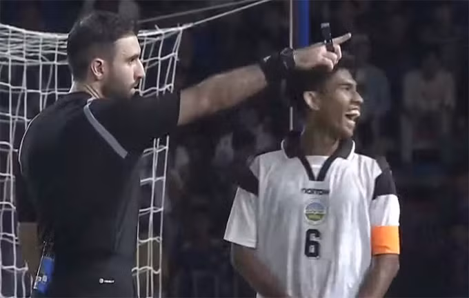 Cầu thủ U22 Đông Timor thất vọng khi trọng tài không cho họ được hưởng đá phạt.