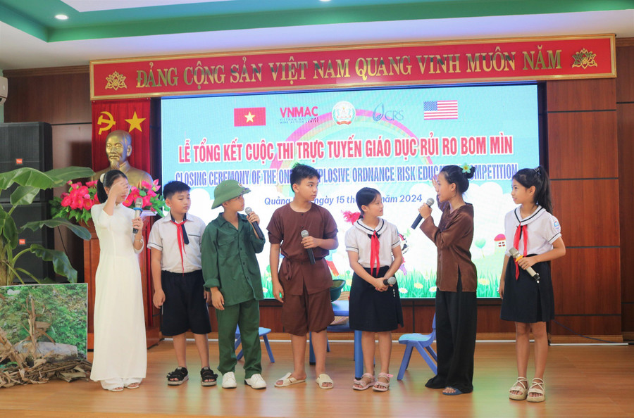 Tiểu phẩm tuyên truyền kỹ năng phòng tránh tai nạn bom mìn do các em học sinh Trường TH Đồng Phú thể hiện. Tiểu phẩm tuyên truyền kỹ năng phòng tránh tai nạn bom mìn do các em học sinh Trường TH Đồng Phú thể hiện.