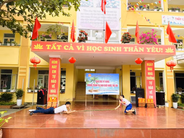 Học sinh tham gia thực hành, xử lí tình huống ngay tại sân trường.