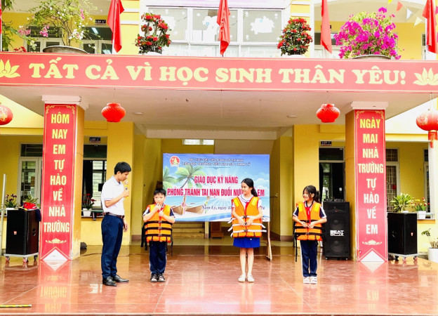 Thầy cô trang bị phương pháp kiểm soát và điều chỉnh hơi thở, kỹ thuật bơi cho trẻ. Thầy cô trang bị phương pháp kiểm soát và điều chỉnh hơi thở, kỹ thuật bơi cho trẻ.