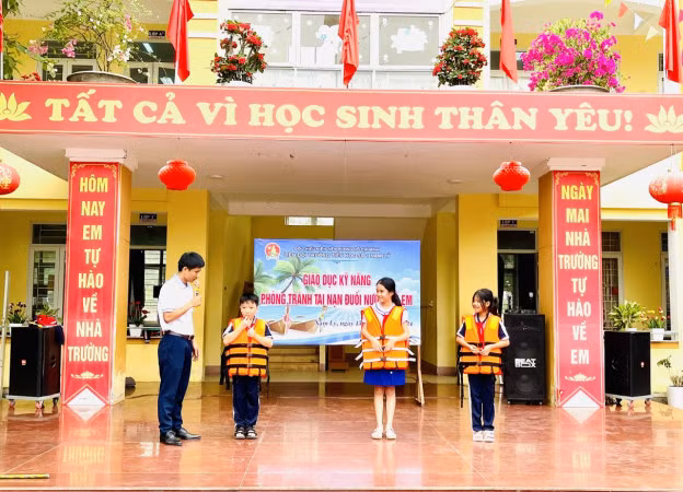 Thầy cô trang bị phương pháp kiểm soát và điều chỉnh hơi thở, kỹ thuật bơi cho trẻ.