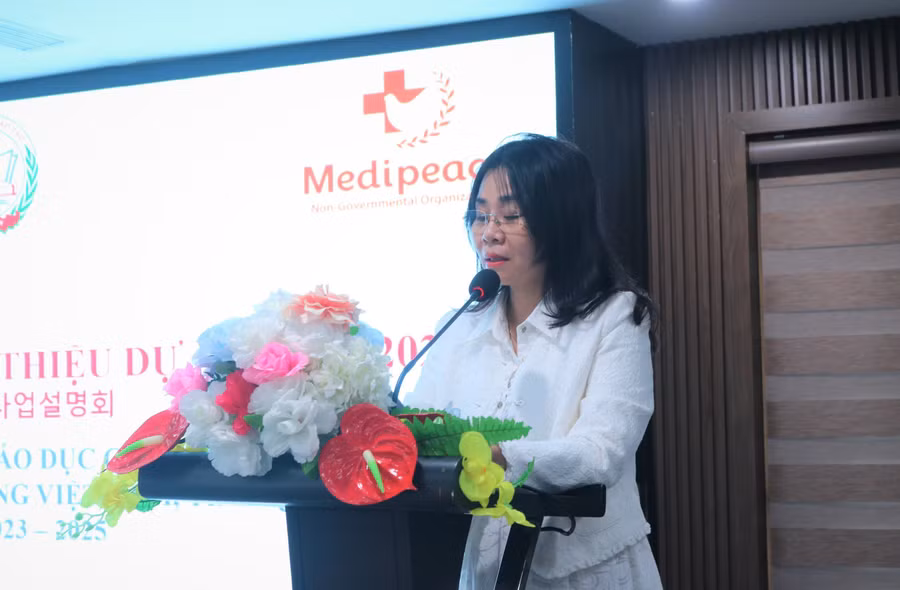 Bà Mai Thị Liên Giang, Phó Giám đốc Sở GD&amp;ĐT Quảng Bình phát biểu tại hội nghị.