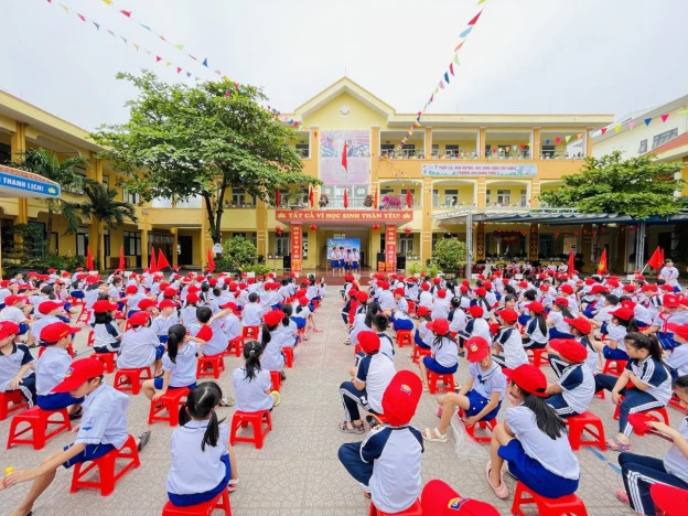 Học sinh Trường Tiểu học số 1 Nam Lý được trang bị kỹ năng phòng tránh tai nạn đuối nước.