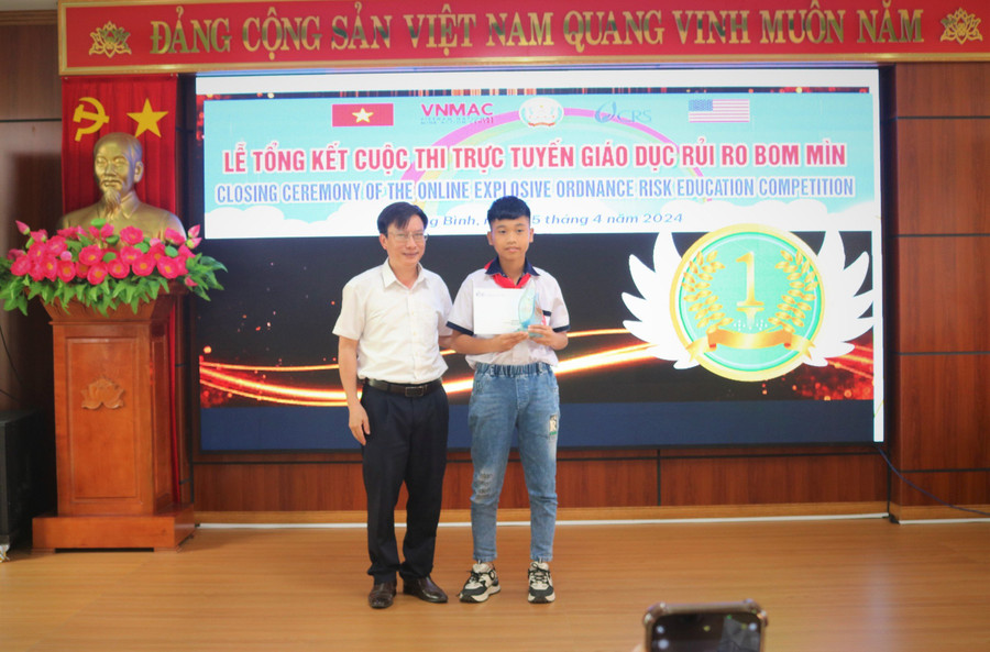 Em Lê Huy Hoàng, học sinh Trường Tiểu học Phong Hóa (huyện Tuyên Hóa) đạt giải Nhất tại cuộc thi. Em Lê Huy Hoàng, học sinh Trường Tiểu học Phong Hóa (huyện Tuyên Hóa) đạt giải Nhất tại cuộc thi.