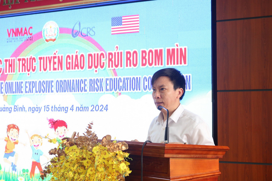 Ông Lê Viết Cảm, Trưởng phòng Mầm non - Tiểu học, Sở GD&ĐT Quảng Bình phát biểu tại buổi lễ. Ông Lê Viết Cảm, Trưởng phòng Mầm non - Tiểu học, Sở GD&ĐT Quảng Bình phát biểu tại buổi lễ.