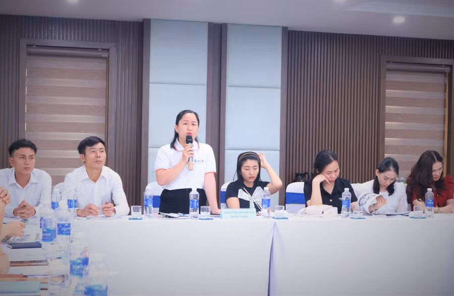 Đại biểu trao đổi, thảo luận về một số khó khăn, bất cập trong quá trình thực hiện dự án.