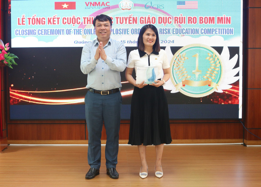 Trao giải Nhất đối với giáo viên được trao cho cô Võ Thị Thảo, Trường THCS Quảng Phú (huyện Quảng Trạch). Trao giải Nhất đối với giáo viên được trao cho cô Võ Thị Thảo, Trường THCS Quảng Phú (huyện Quảng Trạch).