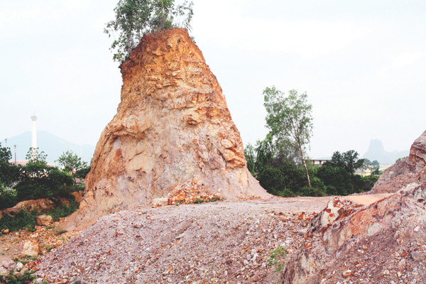 Những mỏm núi đá chơ vơ bị mìn đánh còn sót lại Những mỏm núi đá chơ vơ bị mìn đánh còn sót lại