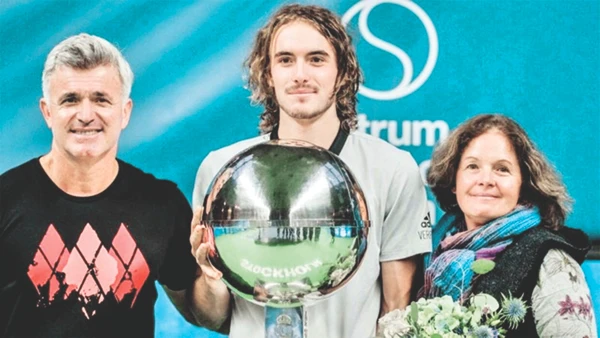 Gia đình Tsitsipas mừng danh hiệu ATP đầu tiên của con trai tại Stockholm năm 2018.