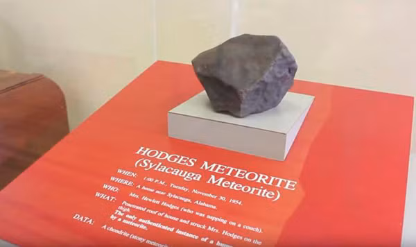 Mảnh thiên thạch va vào Ann Elizabeth Hodges được hiến cho Viện bảo tàng.