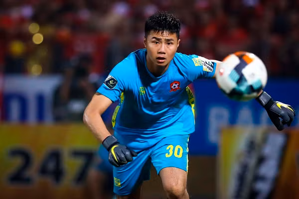 Tại V-League 2019, Văn Toản là thủ môn bắt chính ở CLB Hải Phòng