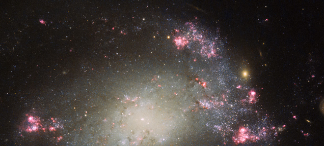 Khung cảnh ấn tượng sau một vụ va chạm thiên hà trong vũ trụ ảnh 1 Quang cảnh sau khi thiên hà NGC 428 va chạm với một thiên hà khác. Ảnh NASA