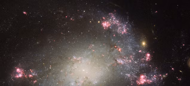 Quang cảnh sau khi thiên hà NGC 428 va chạm với một thiên hà khác. Ảnh NASA