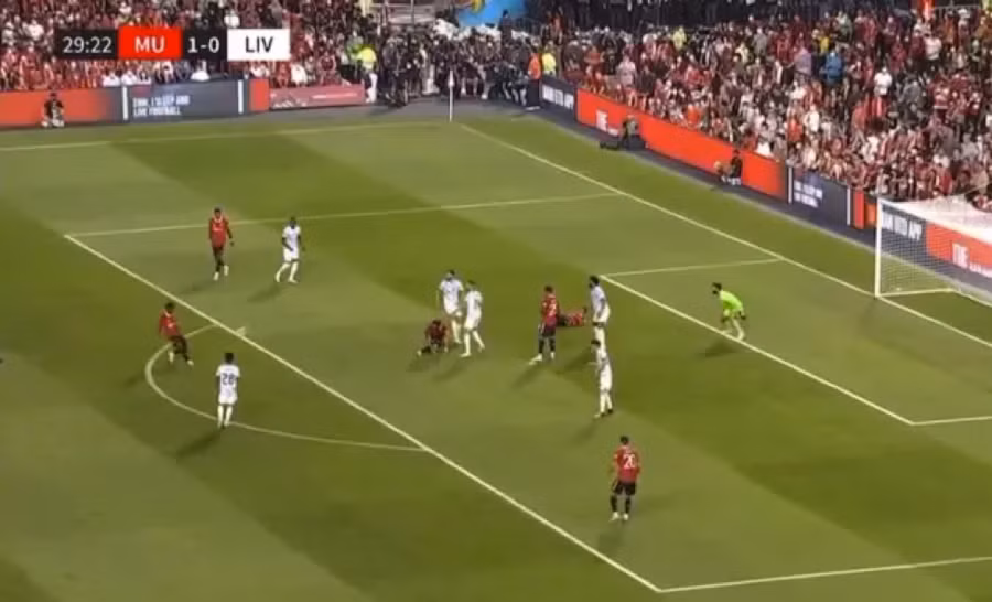 Fred có cú lốp bóng ghi siêu phẩm nhân đôi cách biệt cho bầy ‘Quỷ đỏ’. Sau bàn thắng này nhiều cổ động viên Man Utd kêu gọi huấn luyện viên Erik ten Hag không cần cố gắng chiêu mộ De Jong từ phía Barca. “Cần gì De Jong khi bạn đã có phù thủy Fred. Dù sao Fred cũng giỏi hơn De Jong” - một người bình luận trên Twitter.