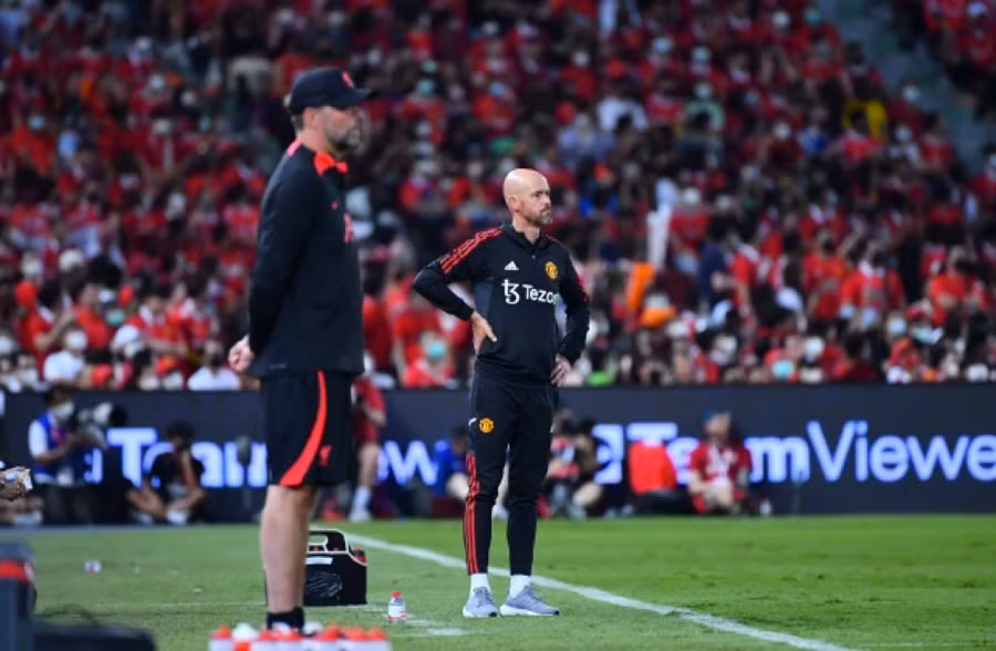 Jurgen Klopp và Erik ten Hag liên tục ra đường biên chỉ đạo các học trò.