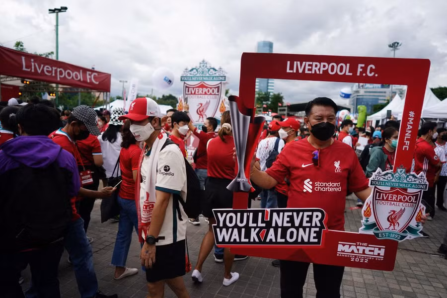 Đông đảo cổ động viên đã đến sân Rajamangala ở Bangkok cổ vũ cho 2 đội bóng giàu truyền thống bậc nhất nước Anh.