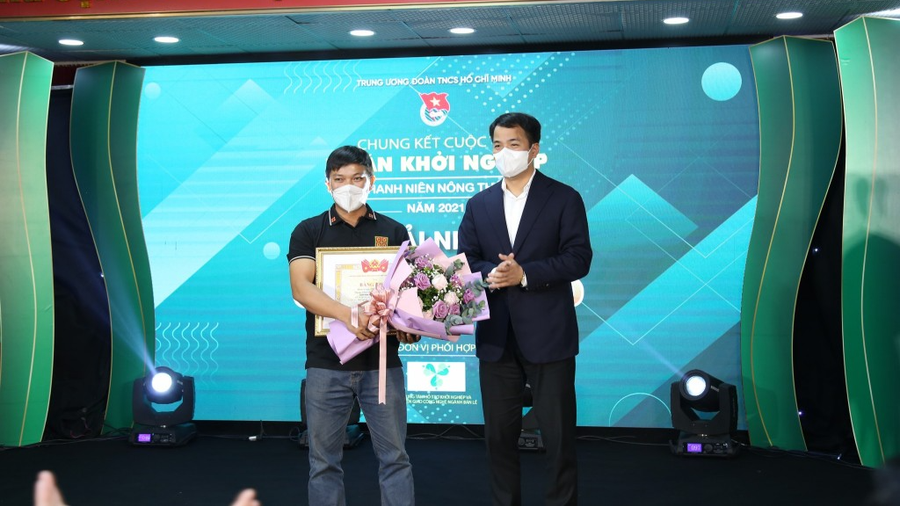 Lương Văn Trường nhận giải Nhất cuộc thi Dự án khởi nghiệp thanh niên nông thôn năm 2021. Lương Văn Trường nhận giải Nhất cuộc thi Dự án khởi nghiệp thanh niên nông thôn năm 2021.