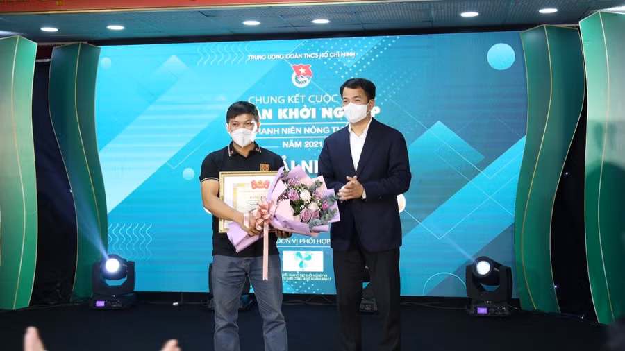Lương Văn Trường nhận giải Nhất cuộc thi Dự án khởi nghiệp thanh niên nông thôn năm 2021.