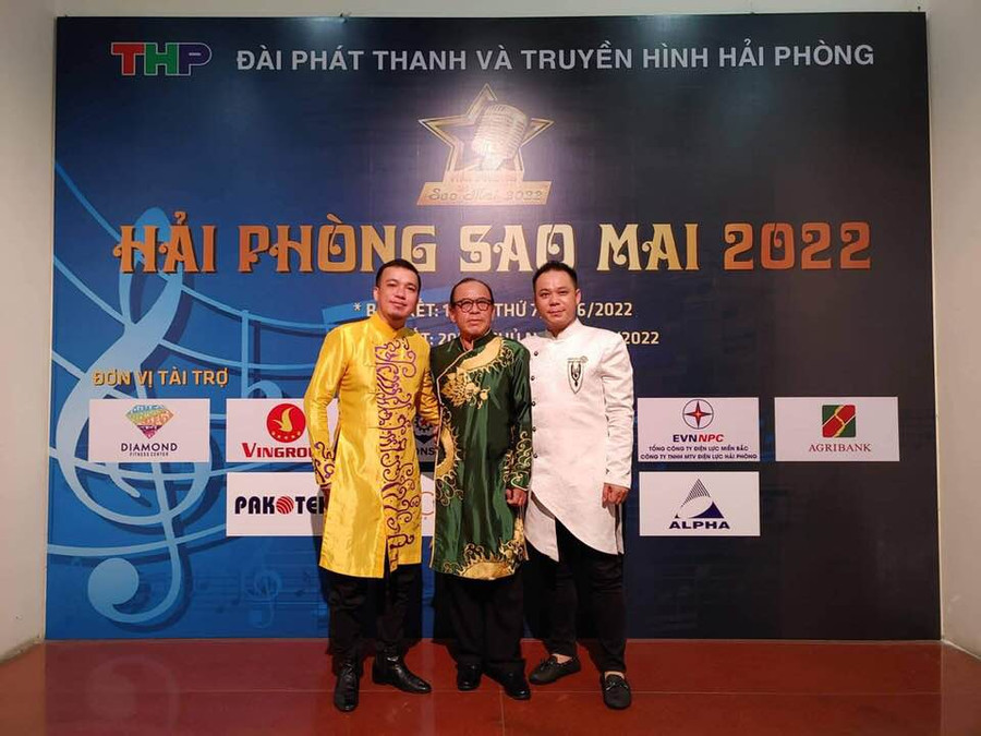 NSƯT Ngọc Khánh (đứng giữa) và con trai NSƯT Ngọc Anh (bìa phải) và con rể NSƯT Thành Nam. Ảnh: NVCC. NSƯT Ngọc Khánh (đứng giữa) và con trai NSƯT Ngọc Anh (bìa phải) và con rể NSƯT Thành Nam. Ảnh: NVCC.