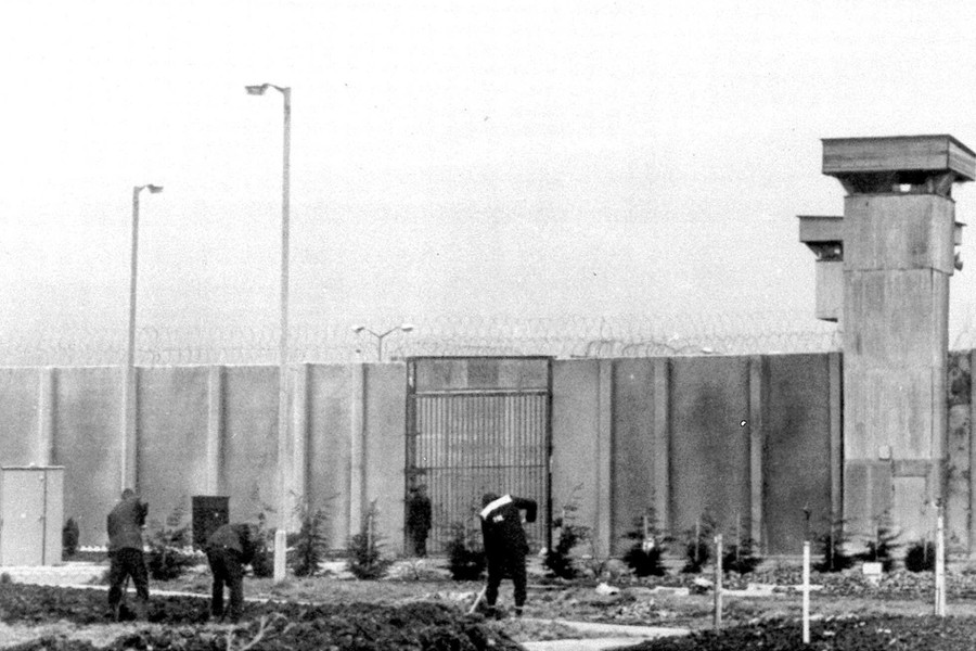 Các tù nhân lao động cải tạo trong Nhà tù Mê cung. Các tù nhân lao động cải tạo trong Nhà tù Mê cung.