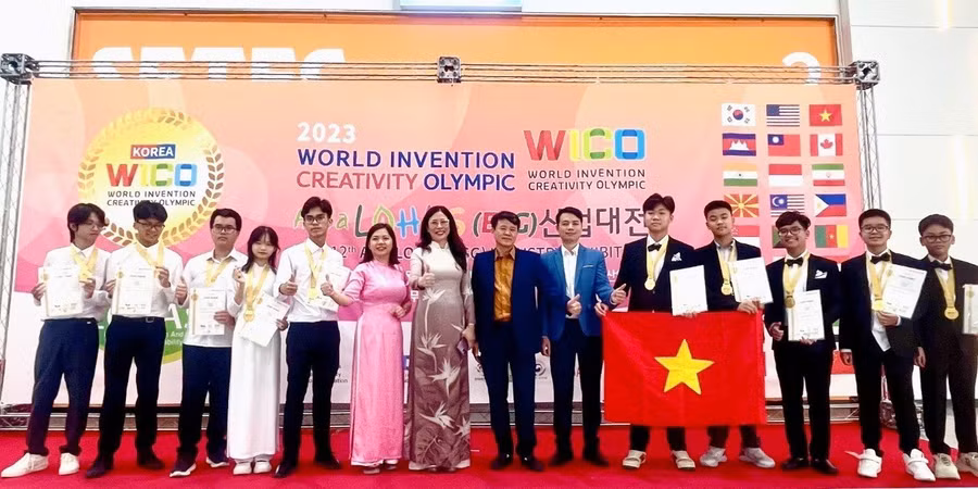 Đoàn học sinh tỉnh Hoà Bình chụp ảnh lưu niệm tại cuộc thi.