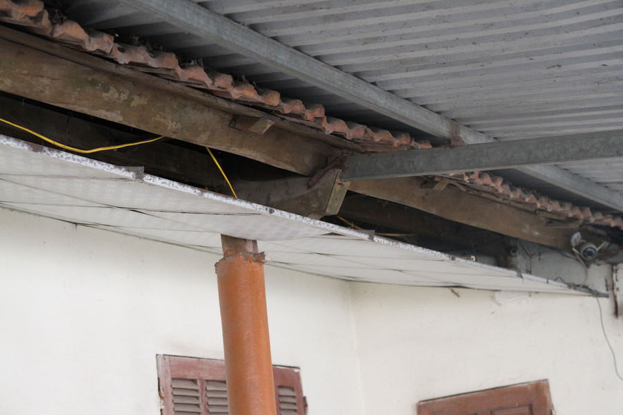 Căn nhà cũ của ông Nguyễn Đình Tuất có nhiều hư hỏng nhưng do vướng dự án treo nên không thể đập đi xây lại.