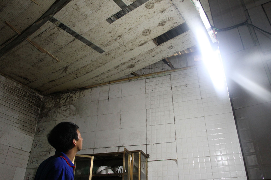 Trần nhà thủng chìa cả mái tôn trong căn nhà của ông Dương Văn Chiến.