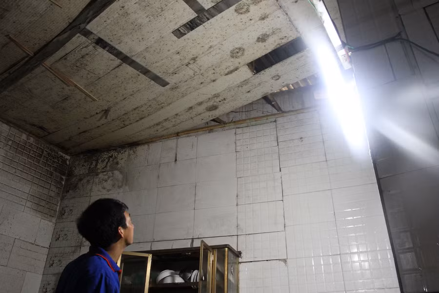 Trần nhà thủng chìa cả mái tôn trong căn nhà của ông Dương Văn Chiến.