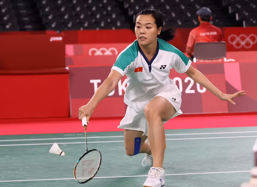 Tuyển thủ cầu lông Nguyễn Thùy Linh thi đấu tại Olympic Tokyo 2020.