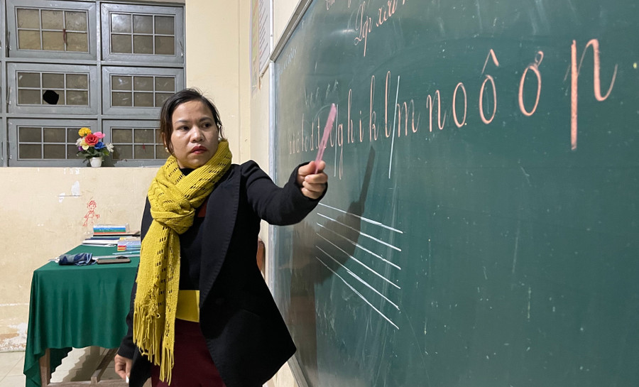 Buổi học hôm nay, cô Nga dạy cả lớp viết và đánh vần bảng chữ cái. Buổi học hôm nay, cô Nga dạy cả lớp viết và đánh vần bảng chữ cái.