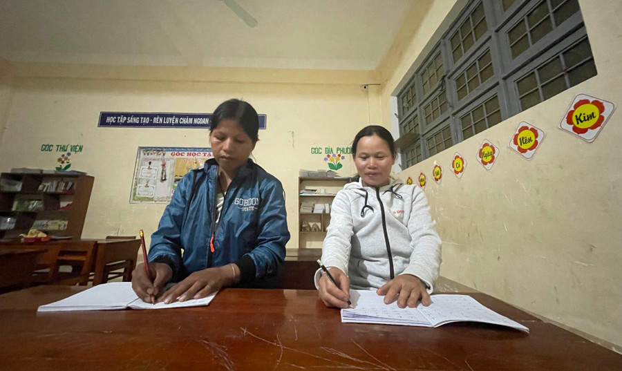 Quyển vở trắng phát hôm khai giảng của chị Y Xanh (áo sáng màu) nay đã lấp đầy chữ cái. Quyển vở trắng phát hôm khai giảng của chị Y Xanh (áo sáng màu) nay đã lấp đầy chữ cái.