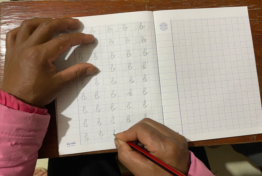 Những nét chữ chưa tròn của người phụ nữ Xơ Đăng lần đầu cầm bút viết. Những nét chữ chưa tròn của người phụ nữ Xơ Đăng lần đầu cầm bút viết.