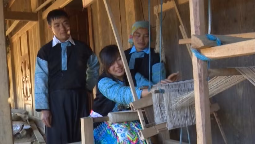 Vợ chồng chị Súa dạy con gái dệt vải lanh chuẩn bị đi lấy chồng. Vợ chồng chị Súa dạy con gái dệt vải lanh chuẩn bị đi lấy chồng.
