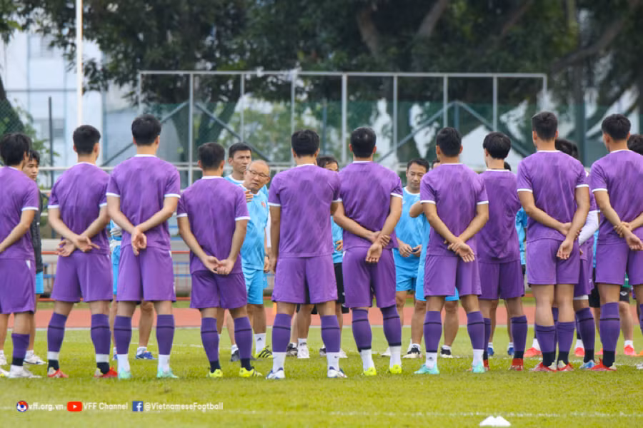 Thầy Park ra yêu cầu các tuyển thủ phải chỉ ra điểm mạnh yếu của Indonesia (Ảnh VFF).