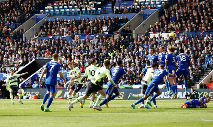 Tuyệt phẩm đá phạt của De Bruyne mang về ba điểm cho Man City. Tuyệt phẩm đá phạt của De Bruyne mang về ba điểm cho Man City.