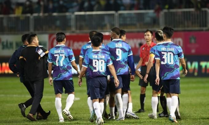 Trọng tài Trần Ngọc Nhớ bị cầu thủ và Ban huấn luyện Bình Định phản ứng dữ dội khi thổi phạt đền cho Hoàng Anh Gia Lai ở phút 90+4. Trọng tài Trần Ngọc Nhớ bị cầu thủ và Ban huấn luyện Bình Định phản ứng dữ dội khi thổi phạt đền cho Hoàng Anh Gia Lai ở phút 90+4.