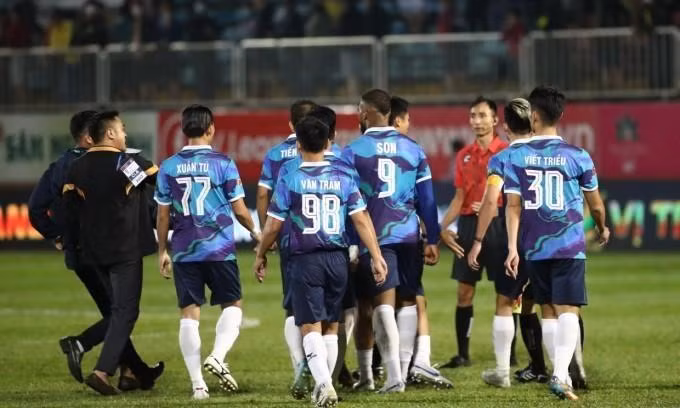 Trọng tài Trần Ngọc Nhớ bị cầu thủ và Ban huấn luyện Bình Định phản ứng dữ dội khi thổi phạt đền cho Hoàng Anh Gia Lai ở phút 90+4.