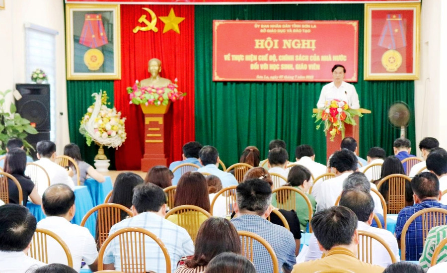 Sở GD&ĐT tỉnh Sơn La tổ chức hội nghị thực hiện chế độ chính sách đối với học sinh, giáo viên. Sở GD&ĐT tỉnh Sơn La tổ chức hội nghị thực hiện chế độ chính sách đối với học sinh, giáo viên.