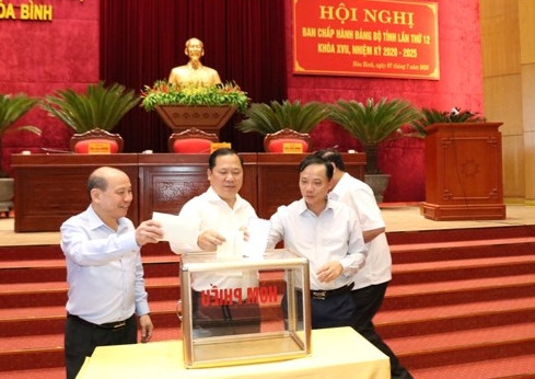 Các đại biểu ủng hộ kinh phí cho Chương trình “mẹ đỡ đầu - kết nối yêu thương” do TƯ Hội LHPN Việt Nam phát động nhằm hỗ trợ cho trẻ mồ côi có hoàn cảnh khó khăn.