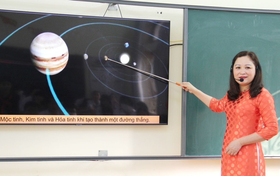 Cô Thúy luôn áp dụng công nghệ vào việc giảng dạy trên lớp, giúp các em học sinh nắm kiến thức nhanh và hiệu quả.