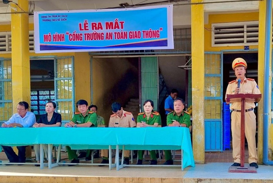 Tăng cường tuyên truyền nâng cao nhận thức cho học sinh và phụ huynh thông qua mô hình 'Cổng trường ATGT' tại Trường THCS Kế Sách (huyện Kế Sách, Sóc Trăng). Tăng cường tuyên truyền nâng cao nhận thức cho học sinh và phụ huynh thông qua mô hình 'Cổng trường ATGT' tại Trường THCS Kế Sách (huyện Kế Sách, Sóc Trăng).