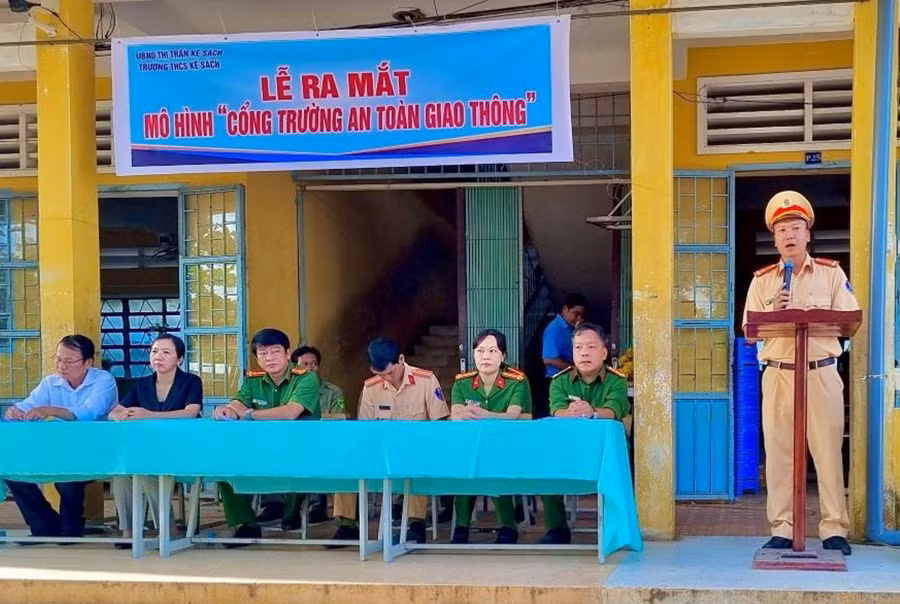 Tăng cường tuyên truyền nâng cao nhận thức cho học sinh và phụ huynh thông qua mô hình 'Cổng trường ATGT' tại Trường THCS Kế Sách (huyện Kế Sách, Sóc Trăng).